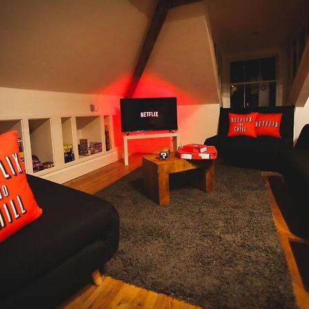 Games And Movies Lounge 7 Bed City Centre Apartment Ньюкасл-апон-Тайн Экстерьер фото